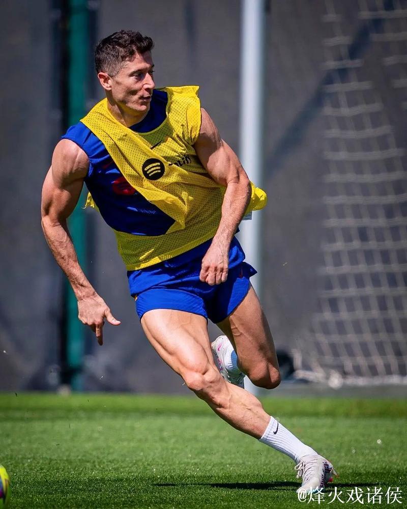 世体：莱万未参加巴萨今日合练，只在健身房进行预防性训练